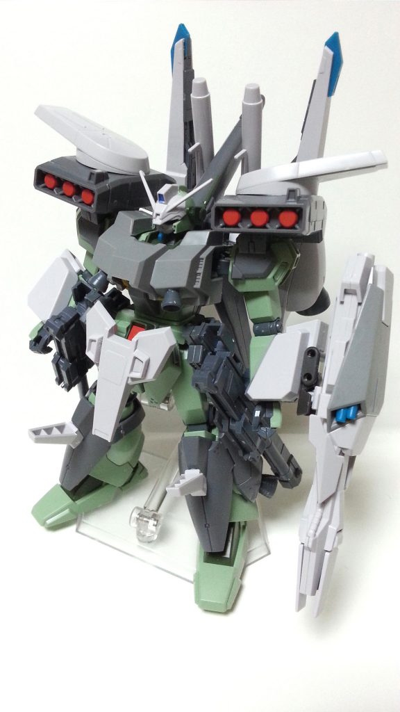 スターク・ジェガン現地改修機と言ったところでしょうか？行き場を失ったシルヴァバレトの予備パーツで徐々に改修されていくジェガン。