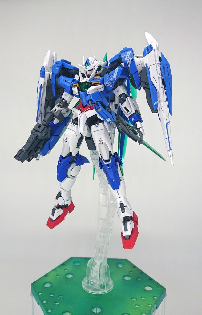 【手持ち武器】
右手にはダブルオーのGNソードⅢ、左腰にはクアンタのGNソードⅤをマウントしました。