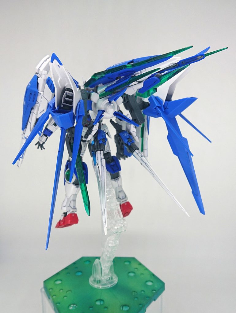 【アメイジングエクシア要素追加】
クアンタのGNシールドを跳ね上げ、バックパックにトランザムブースターを追加します。
2つのブースター部の接続にアームアームズを使用しフレキシブルに動くようにし、そこにダブルオーのGNソードⅡをマウントできるようにしました。