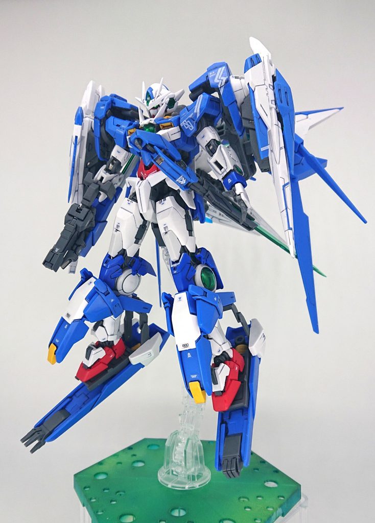 【アヴァランチエクシアダッシュ要素追加】
足には、ダッシュユニットを追加しました。
元設定はヒザ部から覆われていますが、簡単な改造で済ませたかったのと、足のクリアレンズを見せたかったので、本作品ではスネ部から覆うように装着位置を変更しました。