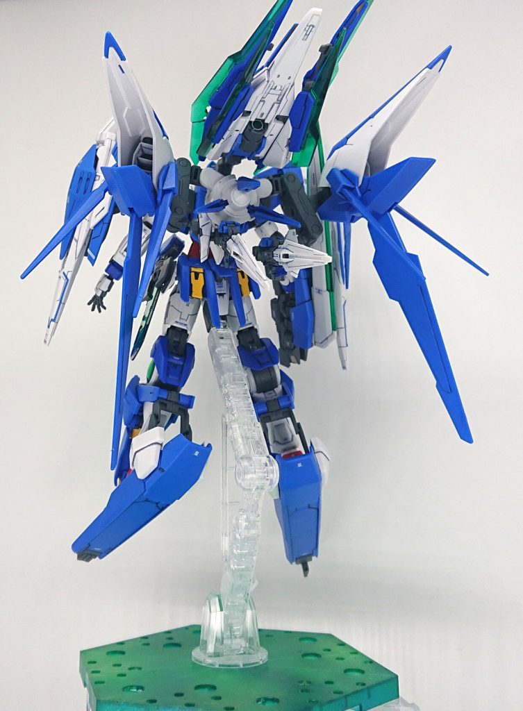 腰にもアヴァランチエクシアのパーツを追加しました。
ボールジョイントで接続しています。