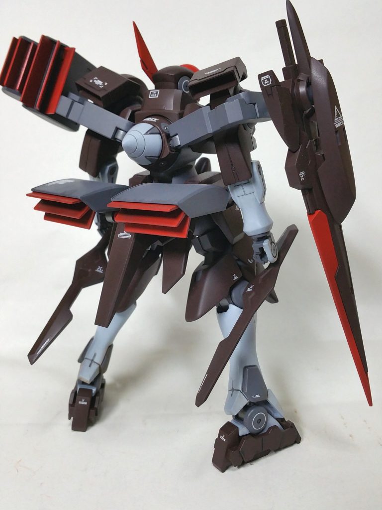 背面から。サブアームでソードとスラスターは肩に寄せたり格闘戦の邪魔にならないように背後に担架できる設計で。ディフェンスロッドも取り付けて基本格闘戦重視の機体です！