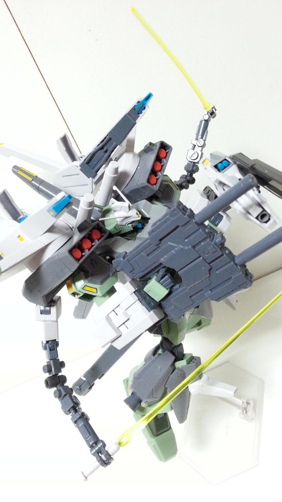 隠し腕とデュアルビームマシンガン！鈍重と見せかけて近接戦闘での攻撃力は侮れません。