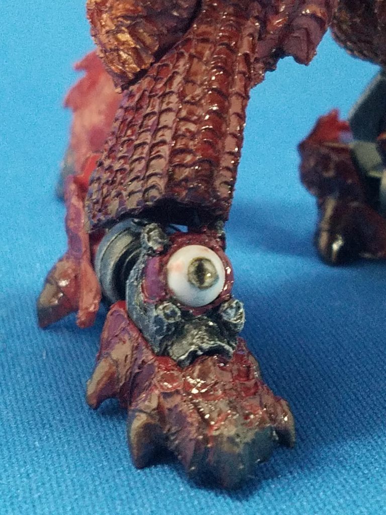 肩のものとは瞳孔サイズの違うものを作成、血管を描きこみ、かなり薄めたクリアブルーでコート。リアルな質感を出すよう努めました。