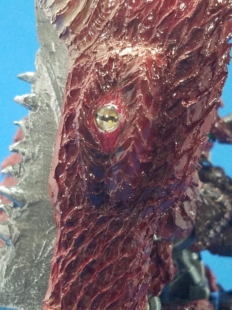 自作の義眼を埋め込み