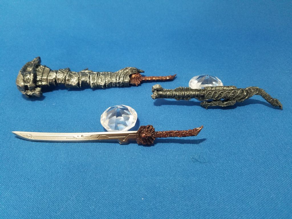 武器たち。
ドクロや骨のイメージでディテールをいれていきました。