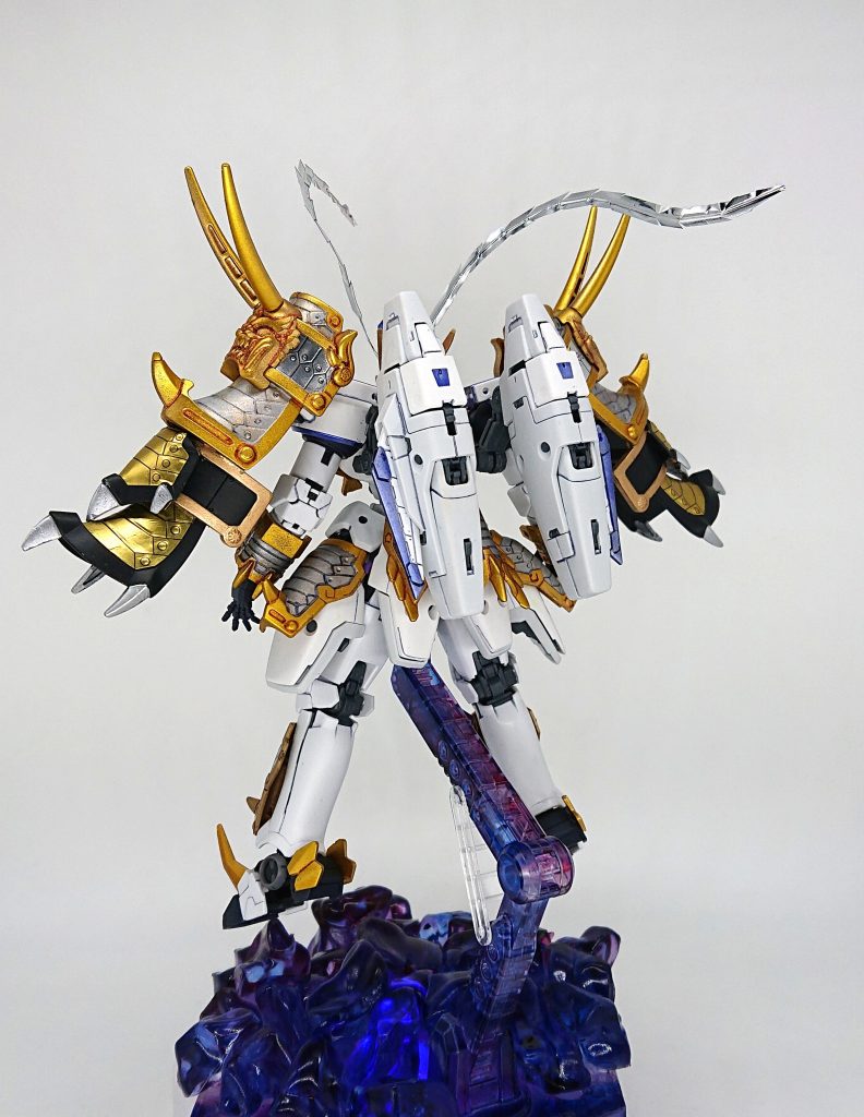 【後】
殺人的な加速を生み出す２基のブースターはそのまま。
頭の羽根飾りは、「鉄血の麗騎士」で思い付いたラッピングタイのアイデアを採用しています。