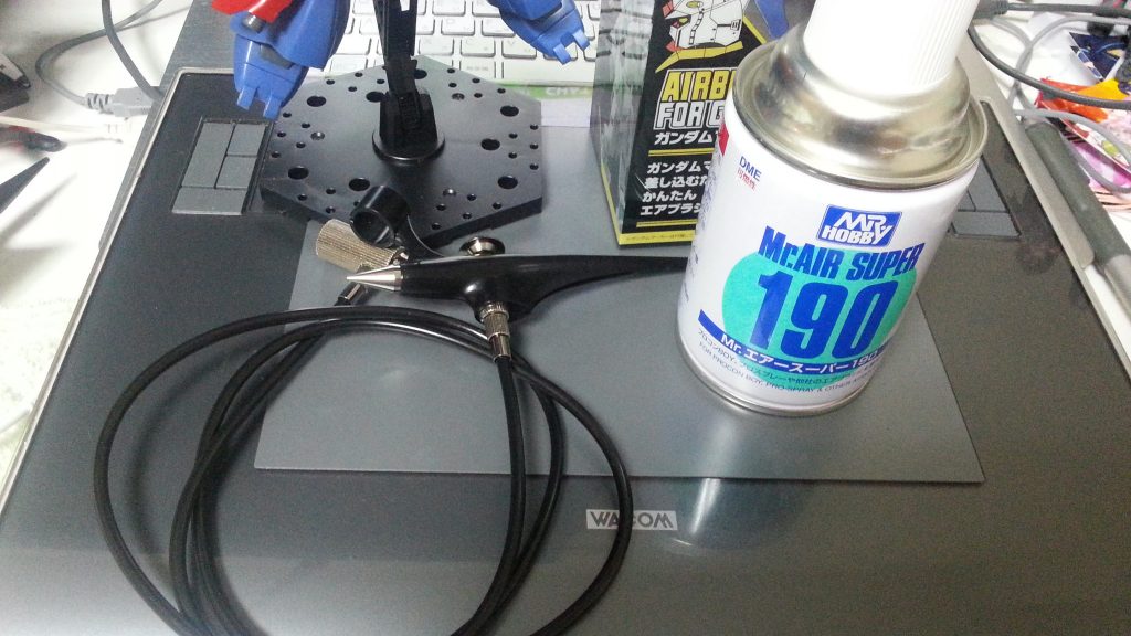 使ったアイテムはこんな感じです。
ガンダムマーカーは
ブラック・レッド・メカグレー・ガンメタリックのみです。