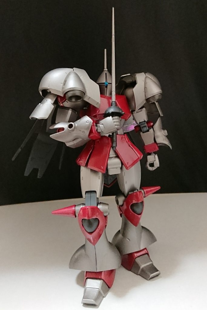 機体名：ギャン・ドーサ

[武器]改修型バーストサーベル(刃×６)、腕部ビームサーベル、バトルアックス、となっている。

[総合スペック]1.0～13.0の内。
7.0～7.9と想定。

品のある見た目にしようとした結果このような姿になったとされる。
より効率的に戦えるよう各間接部に改修を施しておりかなり人間的な動きをする、この機体の動きを見て不気味に思う者もいるようだ。
バーストサーベルはビームを展開出来る改修が施されもはや替刃が無くとも戦えるようになっている。
バトルアックスは滅多に使わない武装のようだ(現状まだ１度しか使用していない)。