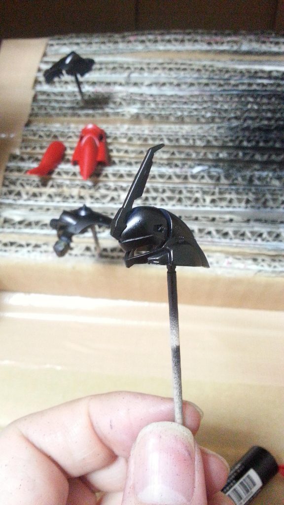 特にサフとかは使ってないです。
塗装ベースは自作のダンボール製です。
この時はまだワニクリップを手に入れてないのでつまようじ使ってました(笑)