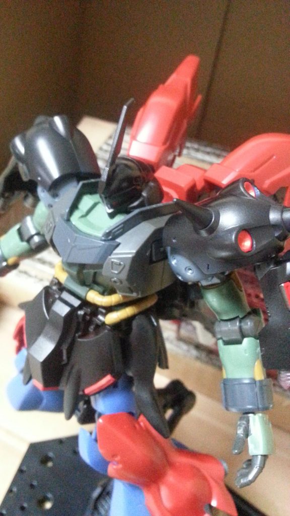 バーニアとスラスターは中にレッドを吹いてから周りをガンメタリックで塗装しました。
サフを吹かなくても綺麗に塗れてますが、ひっかくだけで塗装が落ちちゃうので塗装落ち防止にトップコートを使いました~
それでも少し強めに引っかかると落ちちゃうので下地はしっかりした方がいいですね…
初めて塗装した割にはうまくいったのではないかなと思います!