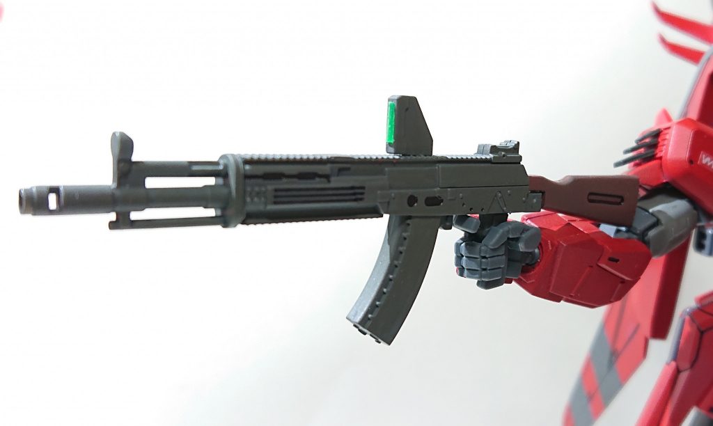 射撃武装は本来のゼータプラスとは違いアサルトライフルにしてみました
これはリ・ガズィ・カスタムのビームマシンガンを参考にしています～