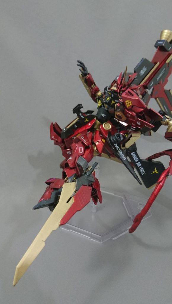 また、ソードは脚に付いた状態で使用することもできます!