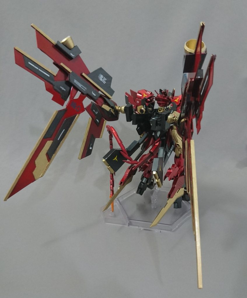 後ろ姿です。
ウイングは皇ギラーガのバックパックにジョイントパーツを使用したアームをプラ板で自作、更にガンダムフレームを使い接続しています(  ^∀^)