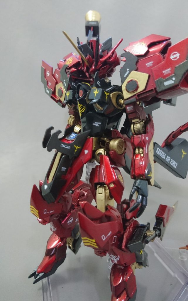 本来のガッデスはツインアイですが、今回はモノアイに変更、モノアイという点でジオン軍を連想し、使っているデカールもジオンのものにしました(*´∀`)
※この機体にはジオンのキットは使われていません。
では武装紹介に入ります!