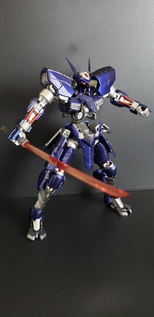 基本的にはこのビームブレイド1本のみで戦闘を行う。
両手に構えた時はそうとうピンチな時くらい。
装備がこれくらいしか無いかわりに出力がかなり高くシールドごと切り裂くくらいなので相手は回避する事でしか捌けない。