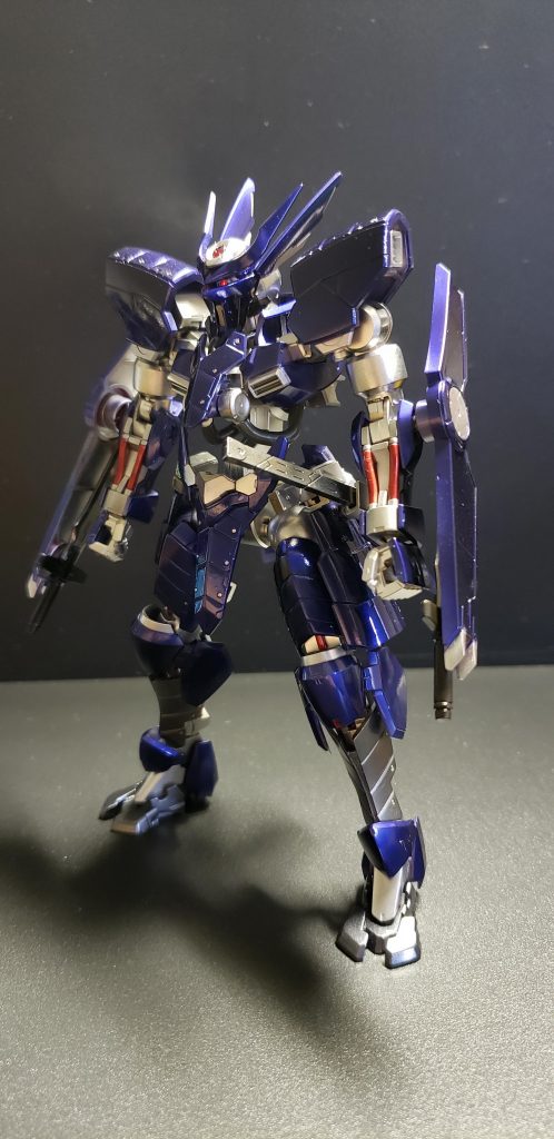 シドゥ・フルセイバー
シドゥが機体バランスを調整された姿。シールドや実態剣、頭部のアンテナなどが追加されている。
元々こちらが本来のシドゥだが操縦者の意向で装備を外され機動力とビームブレイドの出力を高められていた。
こちらはシドゥの欠点だった防御面や戦闘継続時間の延長など機体バランスが整っているがシドゥの時より機動力がやや落ちている。
余談
フォースの副長からフルセイバー装備を常時付けててくれと日頃注意をされているらしい…