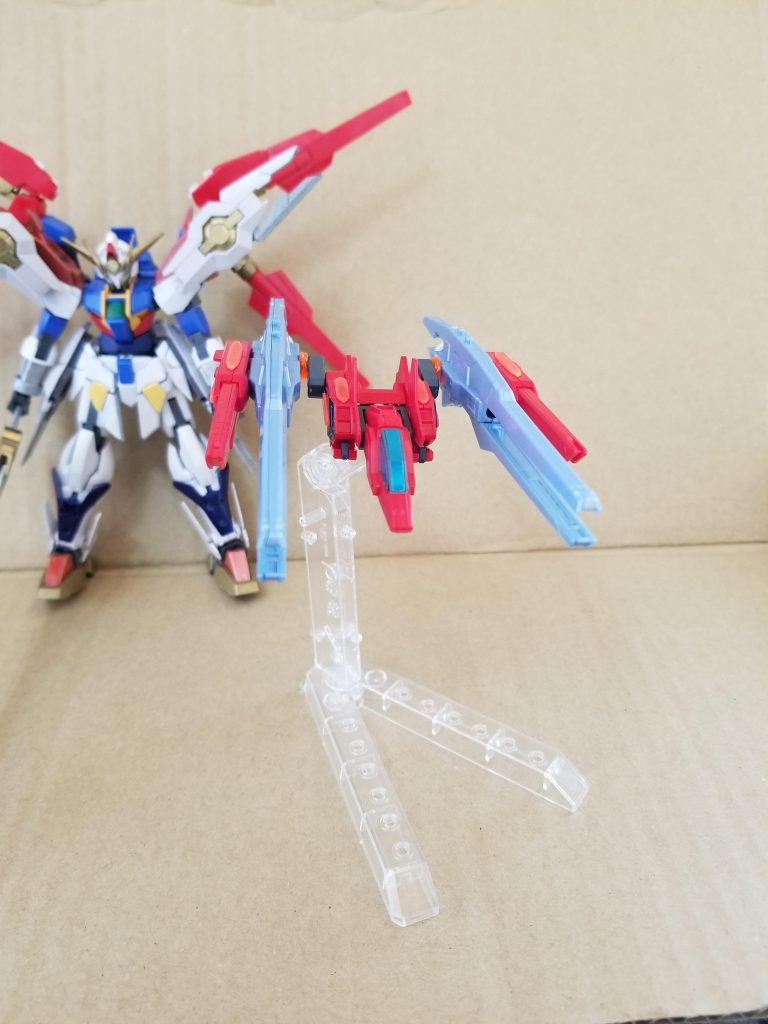 グラディウスブースターはユニバースブースターの
レッドカラーをベース(てか、ほとんどまんま)にしています。
武器は左右に擬似太陽炉付きレール砲「GNレールランチャー」とキャノンが左右にあります。
レールランチャーは粒子圧縮弾をレールガン方式で放つ強力な武器ですが弾数制限3発で3発以降放とうすると自壊してしまいます