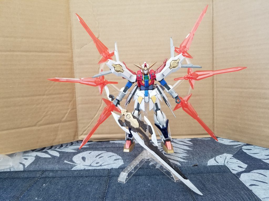 ガンダムリバーシグラディウス【剣神】モードです
グラディウスの周りにある剣はバーストトランザム時にしか出せず、剣自体は圧縮粒子の塊を小型装置で剣状に固定させた物で最大はこの六本まで出すことができます。
剣の操作範囲は短いですがトランザムバースト時ですので一気に間合いを詰めて７本の剣一気に攻める戦法になります。