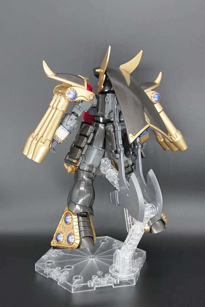 【後】
三国伝のキットだけでは武器が足らないと思い、グレイズアインの斧をマウントしています。
それに伴い手もアインのものを使用しました。
小手は余っていたものを使用しています。