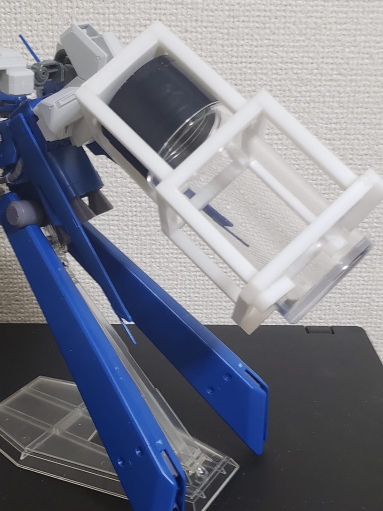 背中の大型ブースターは、プラ材で組んだジャングルジムに100均の「塩とか入れるやつ」を差し込みました。

その他、ジャンクや市販のものもいくらか使いました。