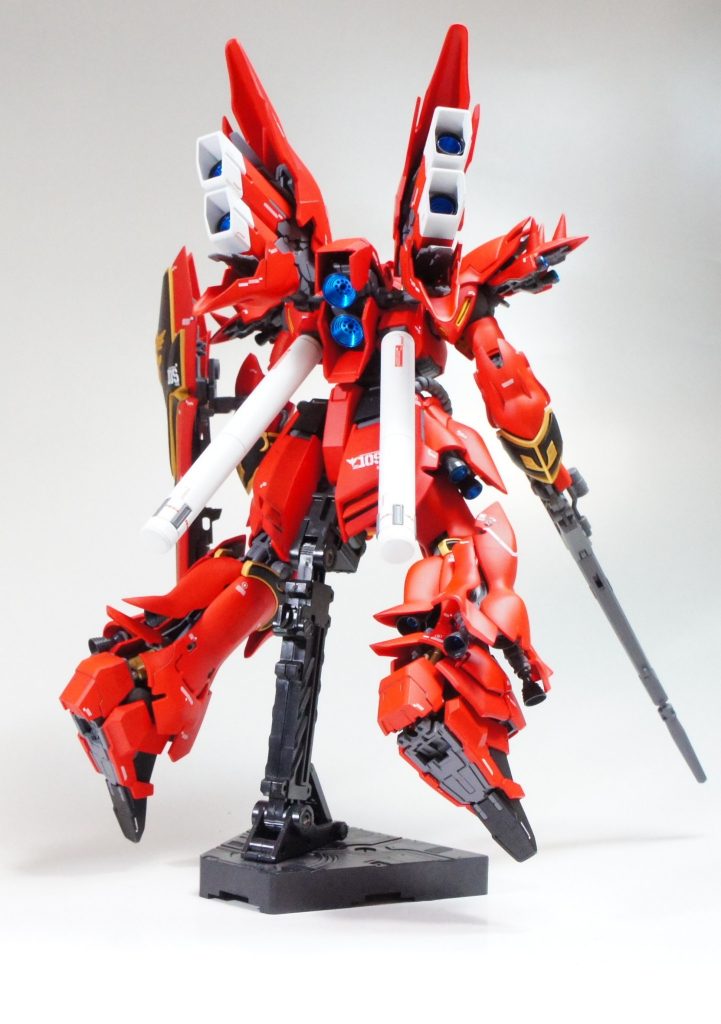 イチオシアングルです笑
シナンジュはスラスターの多さがが特長的ですよね。これらから出ている青い噴射光はとても綺麗です。
そして20個以上のメタルスラスターを買うことで僕のお小遣いは飛びました…