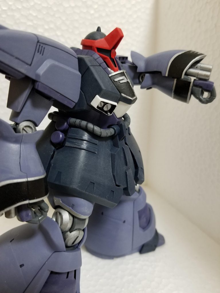 袖と襟のエンブレービングがアクセントで良いですね。ジオン残党に統一感を持たせるための処置としてつけられたそうですが同じ機体でも少し違う印象を与えてくれるのでこのデザインはかなり好みです。