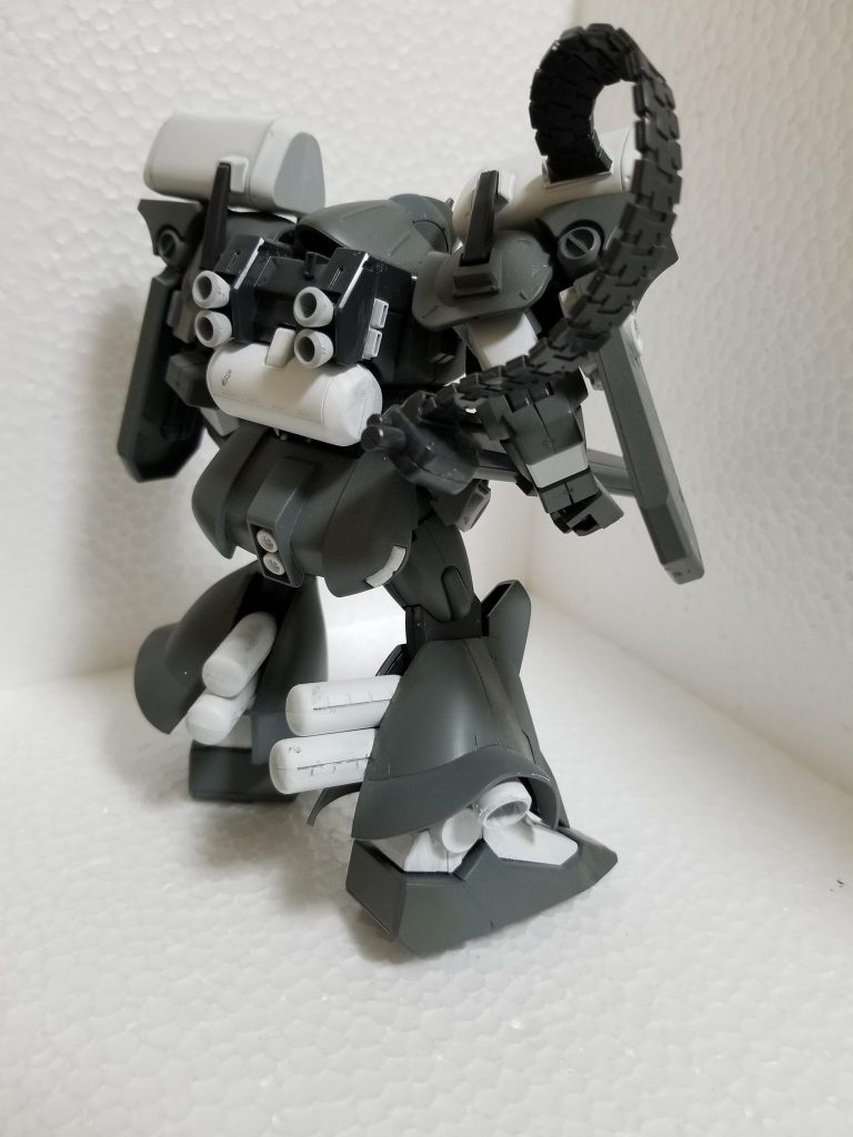 カラーリングはシンプルに灰色と白。あとは胸部は元の色をまんまにしてあります。