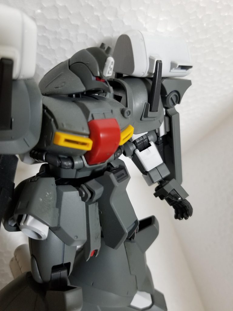 目は単眼ではなくバイザーにしてあります。色は特に意味はありません。