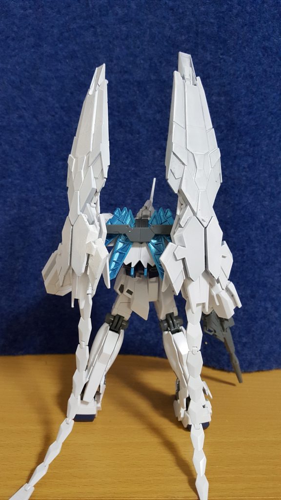 バックショット

アームドアーマーXCが可動しない分、スッキリとしたイメージ。
接続には、接着剤などは使わず、バンシィ・ノルンなどの余剰パーツ（アームドアーマーDEを二個取り付けるためのジョイント）の囲いをニッパーで切り取りバンシィ・ノルンのバックパックにシールドを取り付けられるようにすれば自然とピンで止まるので、難しい加工はいらないです