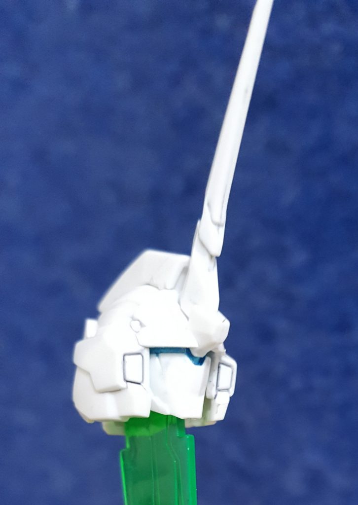 ペルフェクティビリティのときはカメラアイとサイコフレームが青くなるのをイメージしてユニコーンモードの状態でもわかるように、カメラアイは青く塗装。