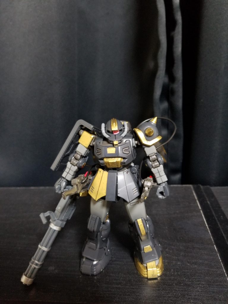 武装は6連装ガトリング(使い捨て)と大型ヒートホーク2本のみでカラーリングはアシンメトリー黒金とグレーですメインカメラはガンダムマーカーで書きました
