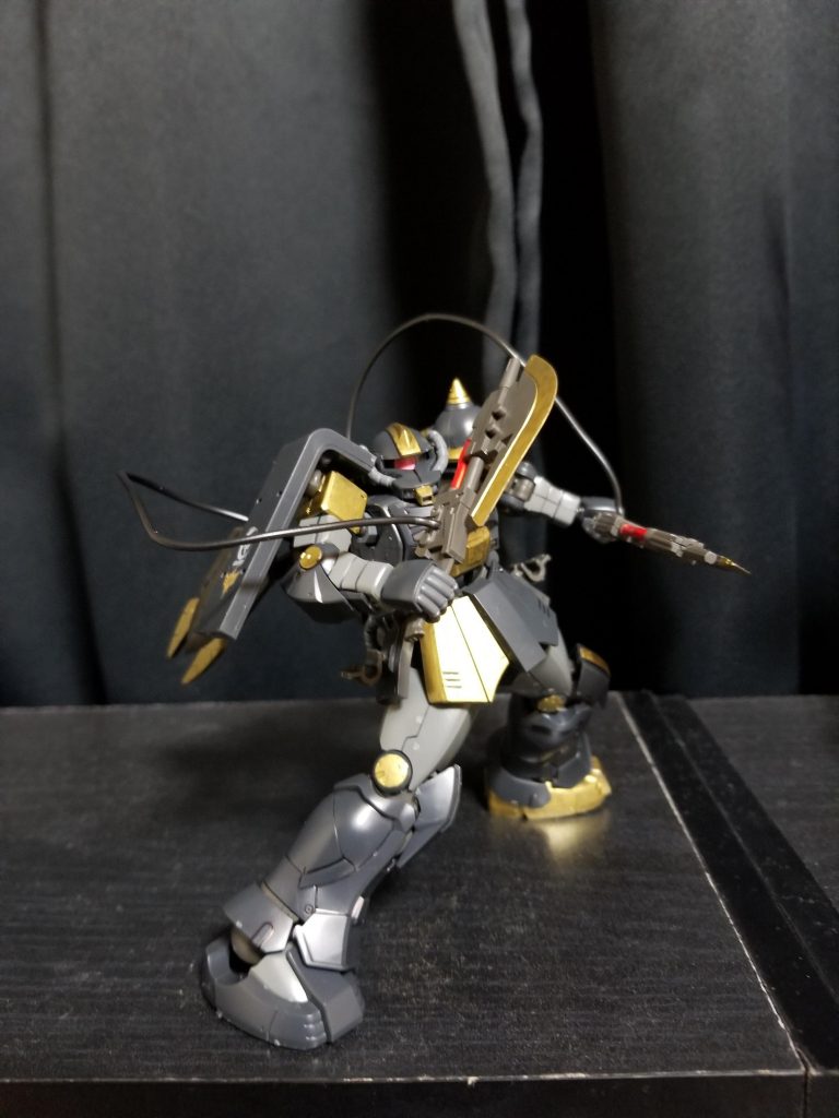 戦い方としてはガトリングを使い果たして後に大型ヒートホークで切り込む感じです。
大型ヒートホークは試験武装の1つで背部に積んである大型バッテリーにより通常の大型より倍の超高温になり刃も通常とは違い金色になりMSをバターの如く焼き切ることが出来ます。