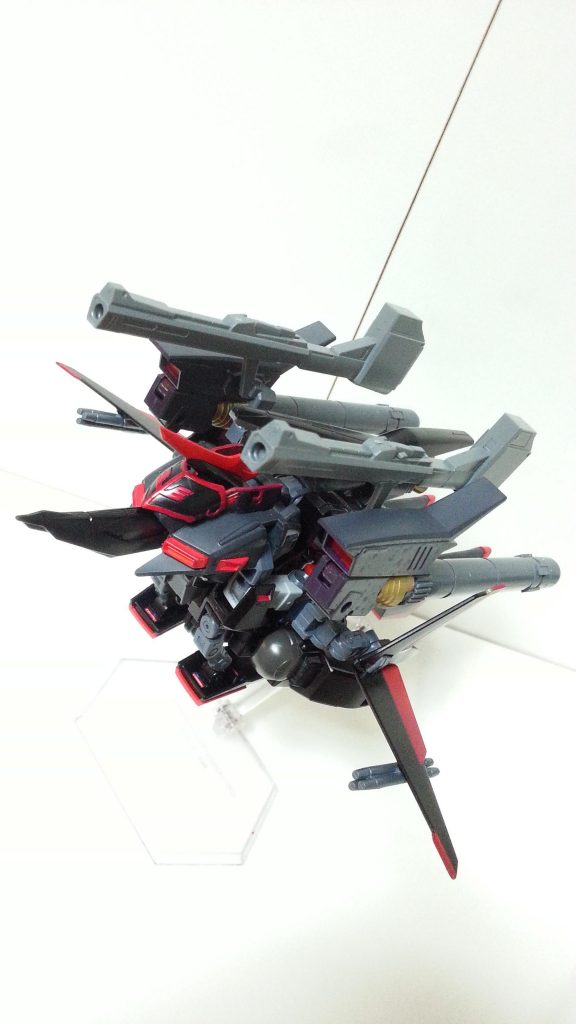 可変翼兼簡易シールドの裏にはミサイルも搭載。可変時はクレイバズーカでの攻撃も可能。