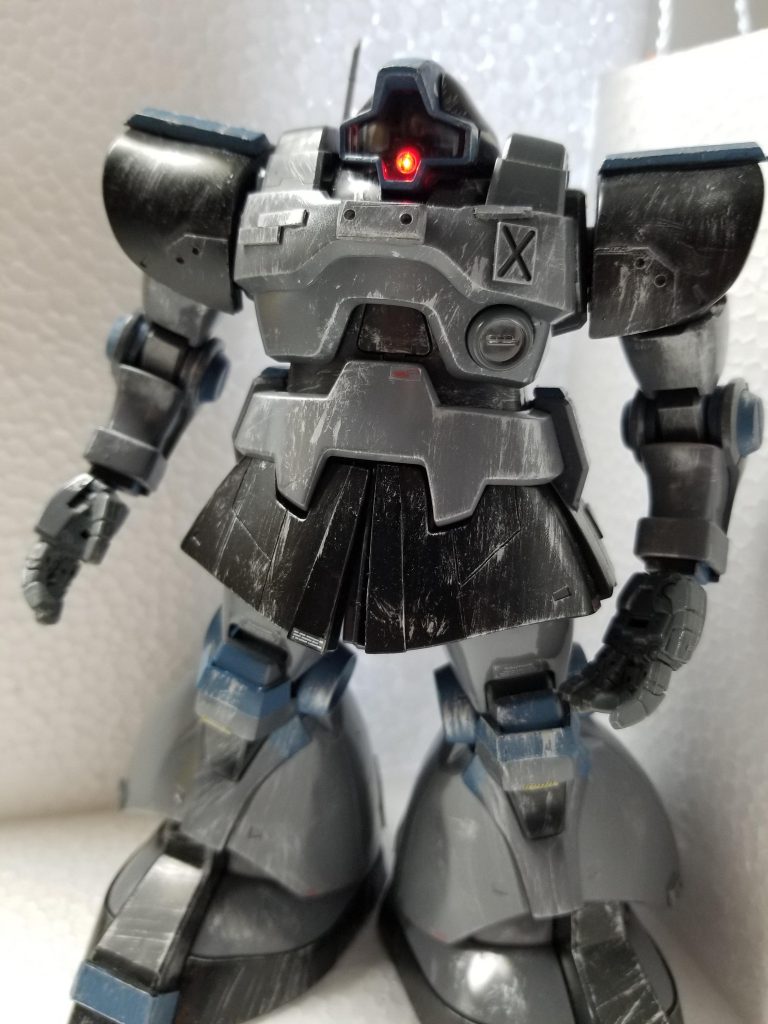 モノアイは上下なら動かせます。モノアイにはミライトを埋め込んで少しでもドムの迫力が伝わるようにしました。