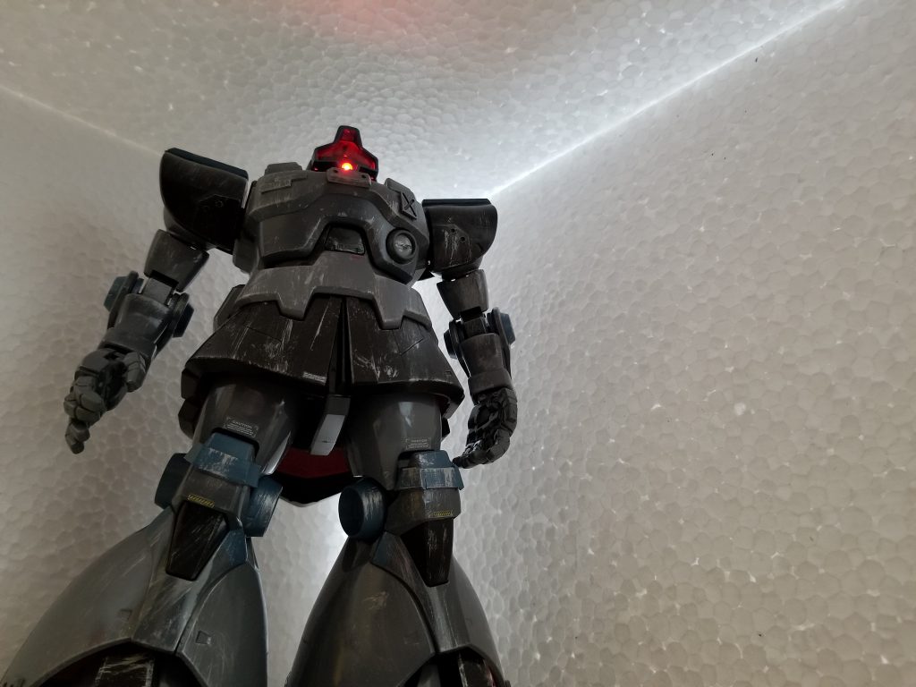 「基地守備隊の我々に？ギニアス様の命令なのか？」
色は違いますがこんな感じでしょうか？こんなんで見下ろされて笑みを崩さないアイナ様は豪傑。