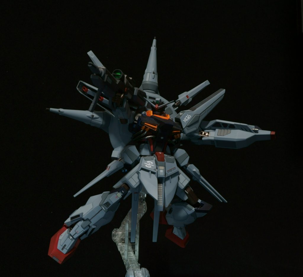 ビームライフルもかなり大型化したので
担いで撃つポースには非常に満足しています。