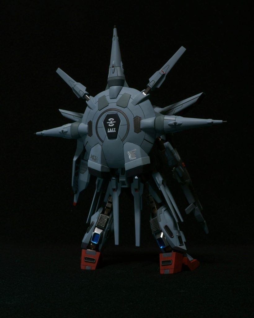 バックショットです
ドラグーン基部はMGを参考にスジボリを施しています。脚部にはバーニアを数個埋込み、しいたけで放熱フィンも再現しました。