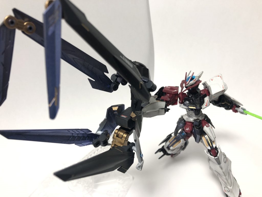 【ビッグクロー】前回同様ガントレットのビームサーベル差し込む穴でクローと接続しています(差し替え無し)