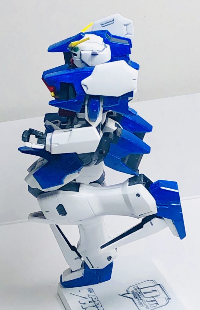 稼働箇所はFGキットとして動く頭部、肩、股関節、足首の4箇所をポリパーツに置き換えて、手首、肘、腰、脚の付け根、膝を新たに動くようにしました。
各可動部は、他サイトの改造例を参考に、上半身の可動部のパーツはHGAWエアマスター、下半身の可動部はHGクアンタの関節を移植しました。
二の腕のロール部分だけは、私の技術力では改造出来なかったため、可動させられないのが、唯一の心残りです。