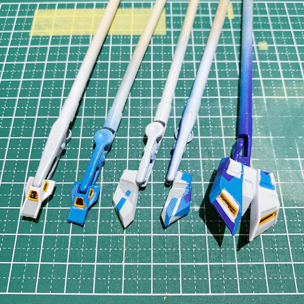 【製作工程・腰回り】素体そのままで、モデルグラフィックス誌の表紙や先駆者の作例を参考に左右アシンメトリーな塗装を再現。リアスカートの塗装がガタガタですが、フィンファンネルで隠れるので妥協しました…