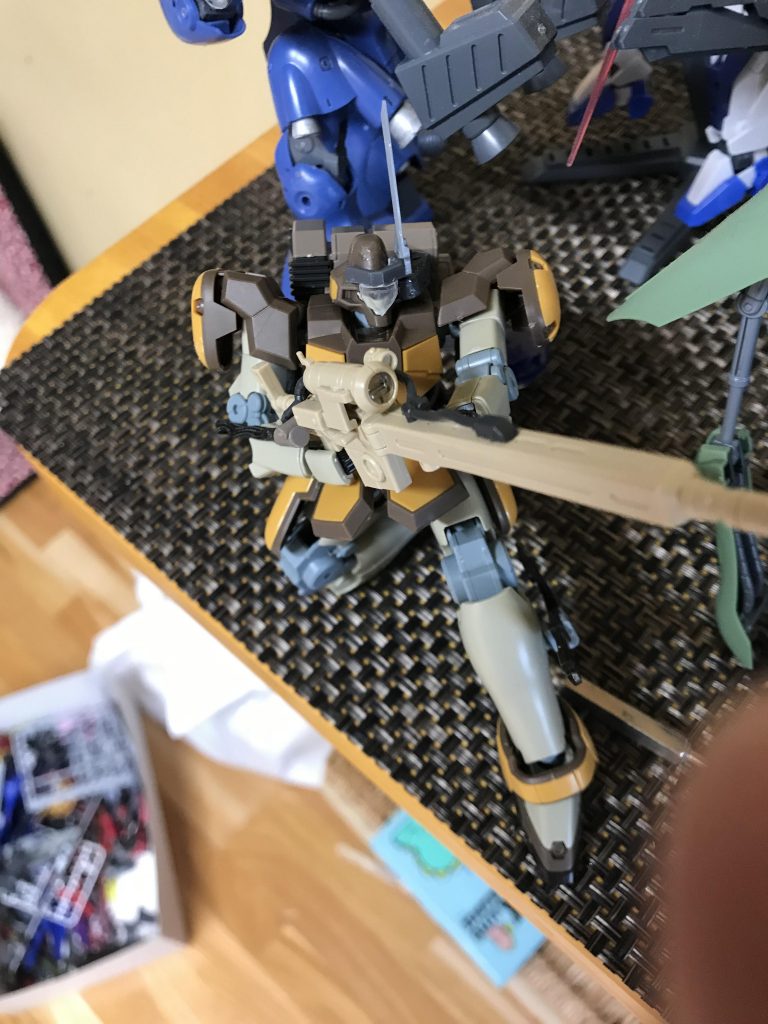 スナイパーってこんな感じのポーズしてた気がする。