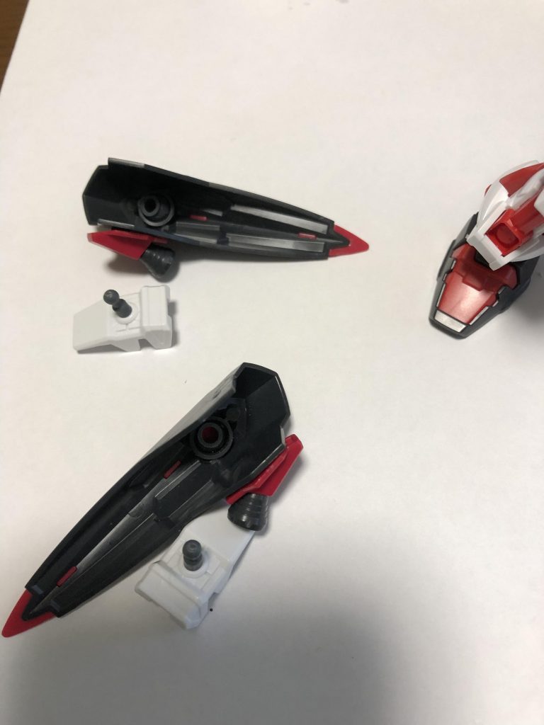 腕のガントレットは内側のピン(ボール)は胴に干渉するので切り飛ばしました。
接続はフレームとダークマターに3ミリ穴があるのでボールデンで接続しました。