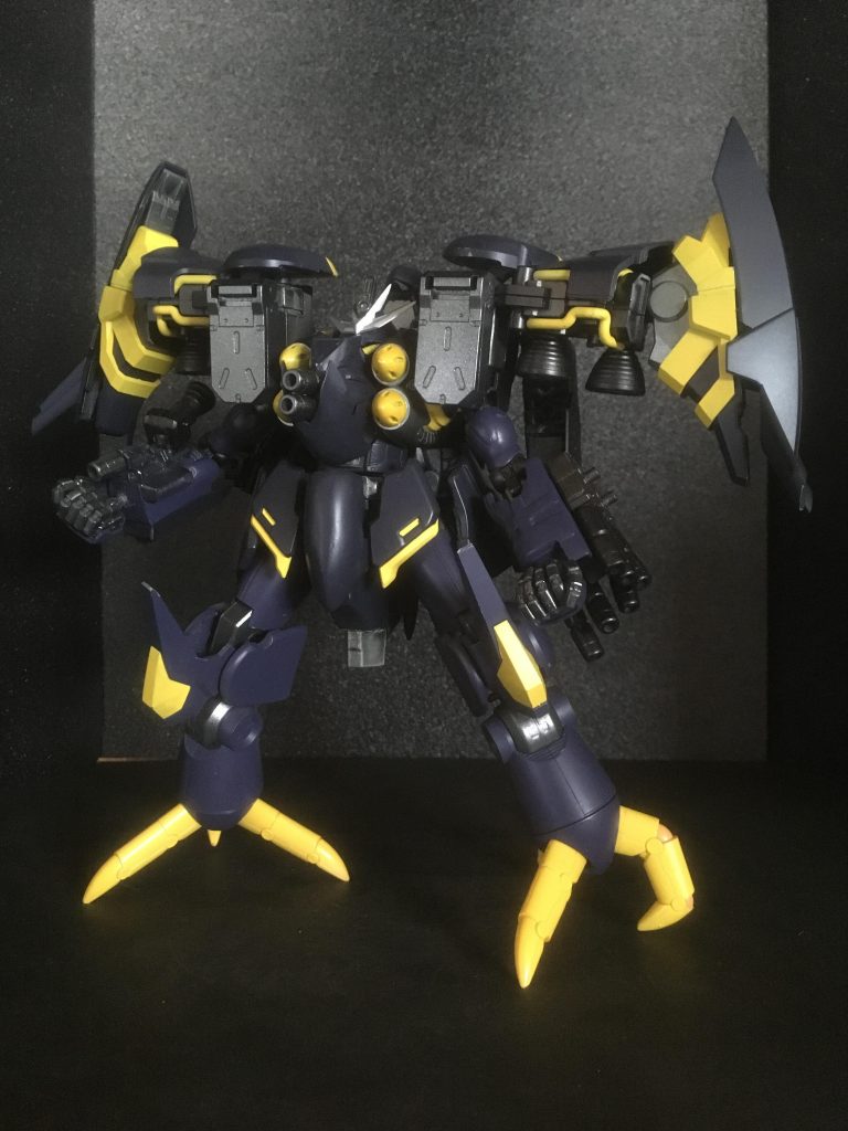 この機体は敵艦隊に突入した際には大型MSに分離する。(余った下の方はビームを撃ちまくる砲台となる)