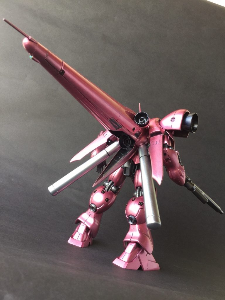 プロペラントタンクは設定では暗い色なのですが、シナンジュなどの配色がカッコいいと思ったので、最初は白かとも思いましたが、メタリックで統一という事でガイアのパールシルバーで塗装してあります。