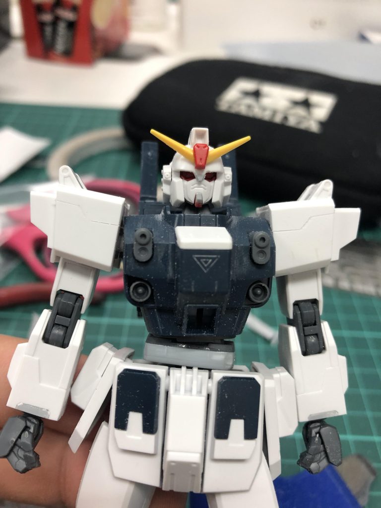 胴体を3mm延長、手首カバーを作製し、少しディテールを追加してヘルメットとマスク回りを少し弄っています。