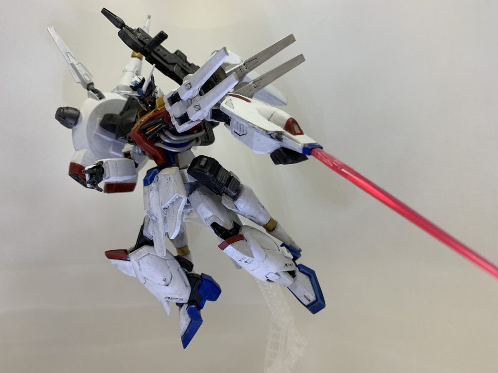 肩の複合シールドは取り外して腕にも装備可能