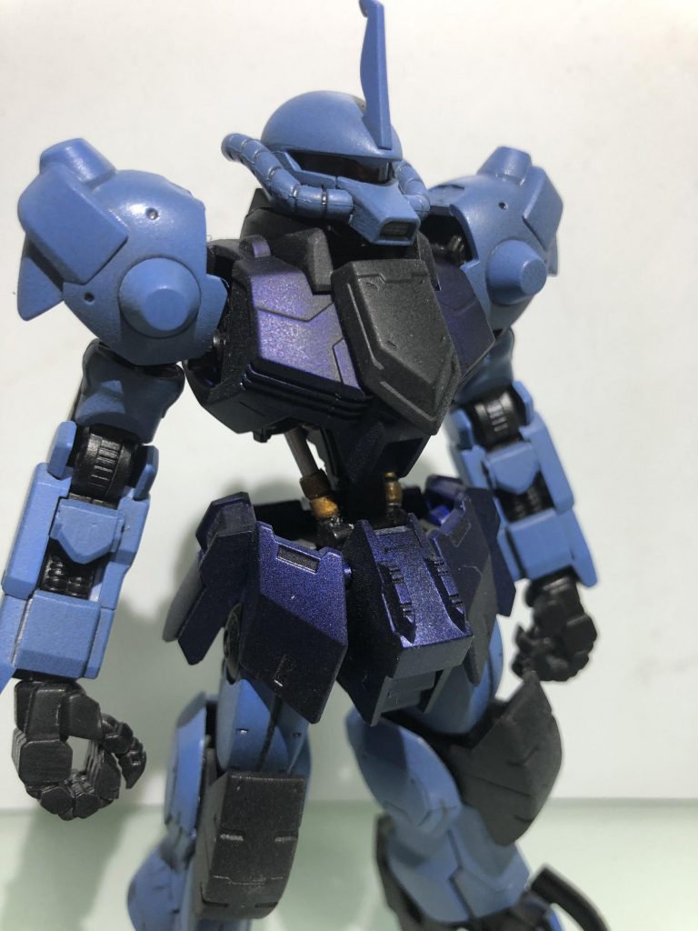 フロントショット。
今回の素材ですが、
頭部・武装:HGUCグフカスタム
胴体:HGガンダムキマリス
肩:HGガンダムウヴァル
腕部:HGガンダムバルバトス第6形態
腰部:HGグシオンリベイクフルシティ
脚部・爪先:HGキマリストルーパー
踵:HGガンダムヴィダール
ヒートワイヤー:シュヴァルべグレイズ(一部加工)
となっております。