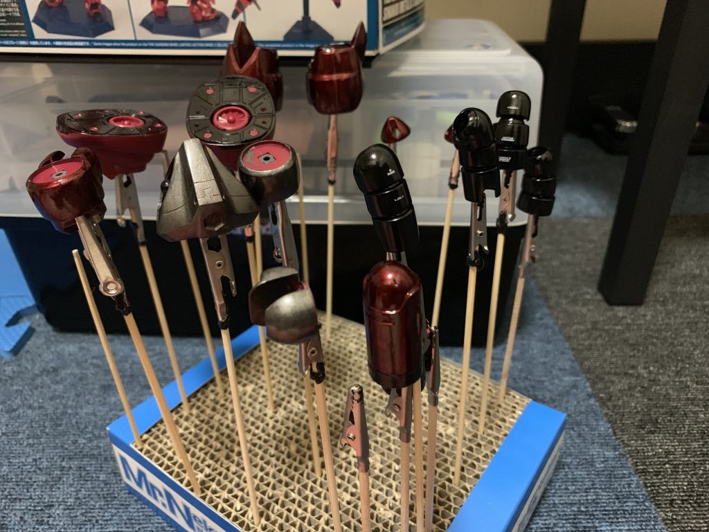 筆塗りのため重ね塗りが必要なので合計で結構な乾燥時間を取るハメに(+_+)