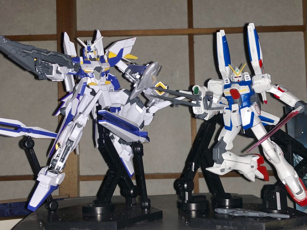 同スケールのガンダムデルタカイとの大きさ比較。ここまでダウンサイジングされてるのに性能は全然上とか恐ろしい・・・。